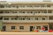 Massive escape in factory's dormitory, 100 people descend in 15 minutes